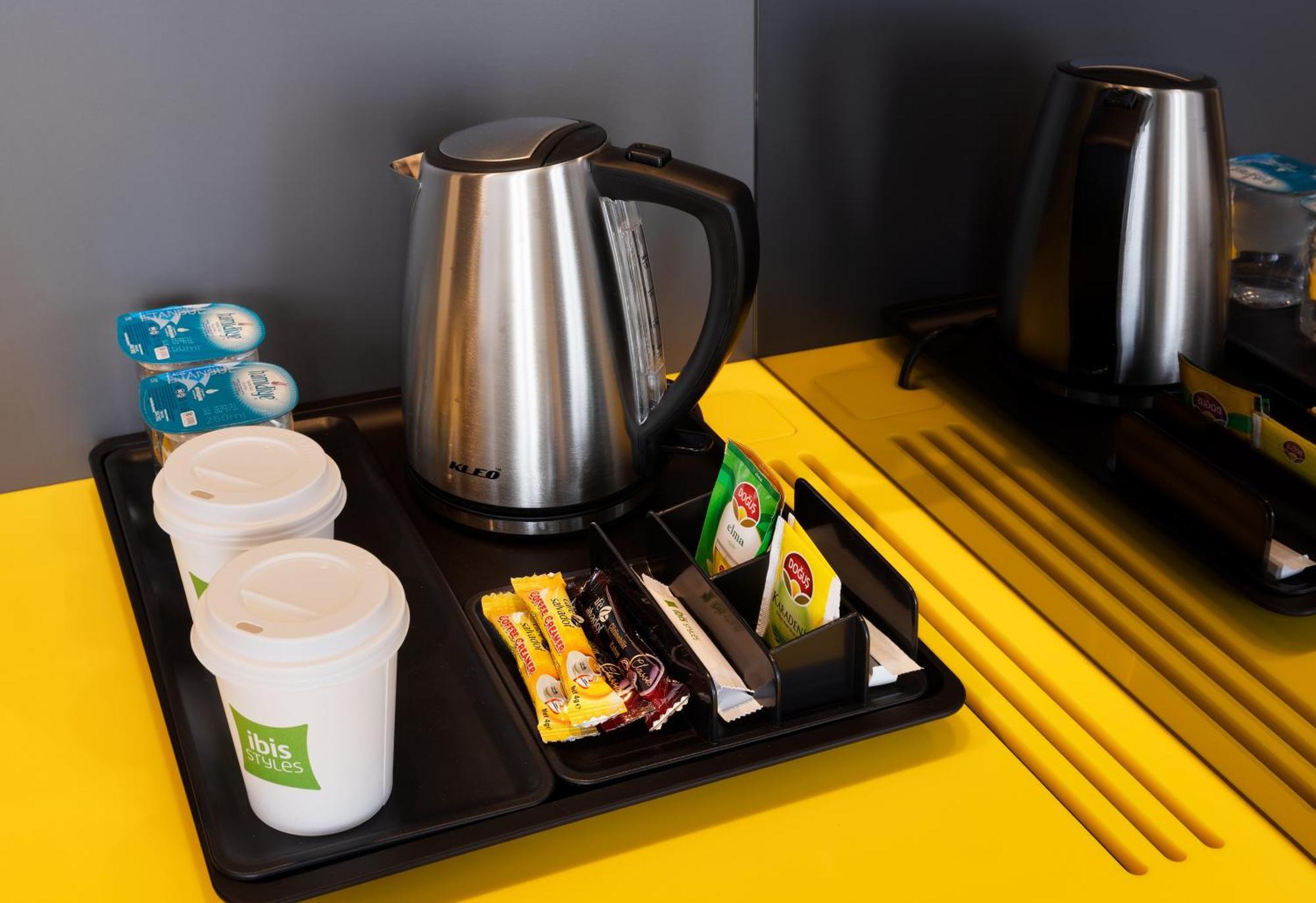 Ibis Styles Istanbul Merter Habitación foto A kettle with a selection of tea and coffee