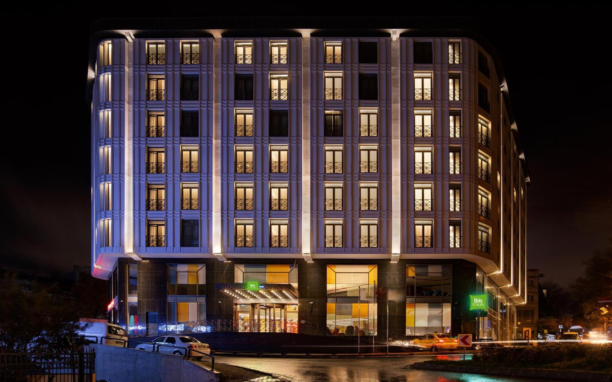 Ibis Styles Istanbul Merter Exterior foto The hotel at night